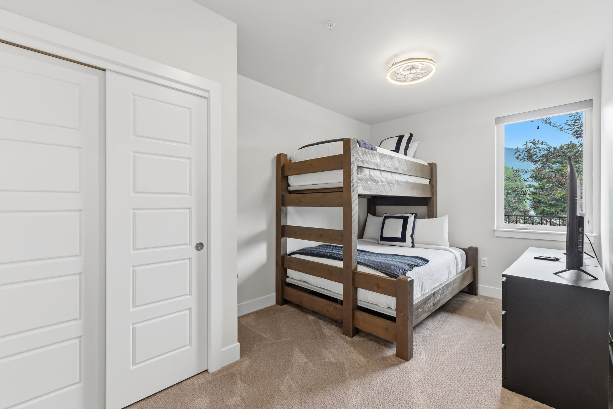 Bedroom 2 - queen and bunk